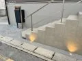 ライトアップや浮き階段のデザインが高級感を演出する門周り