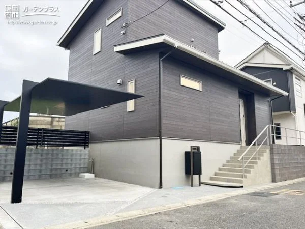 高低差のあるお住まいの安全面に配慮したシンプルモダンな新築外構