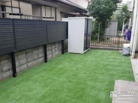 緑鮮やかな人工芝でお手入れが楽になる建物周りのリフォーム工事