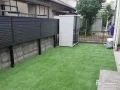 緑鮮やかな人工芝でお手入れが楽になる建物周りのリフォーム工事
