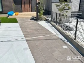 奥行きを表現するアースカラーのアプローチ[施工後]