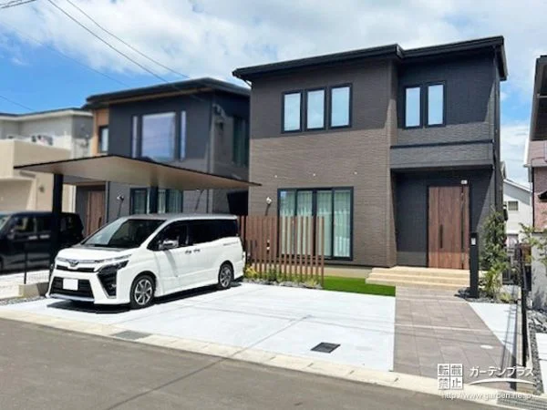 配置の工夫や植栽を活かし遊び心を取り入れた新築外構