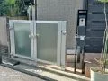造作門柱解体後、スリムな機能門柱に。