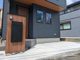 配置や色味にこだわったお住まいとリンクする機能門柱[施工後]
