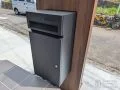 ポーチの高さに収めた宅配ボックス
