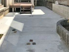 ピンコロ石のアクセントが可愛らしい土間コンクリートで舗装したお庭[施工後]
