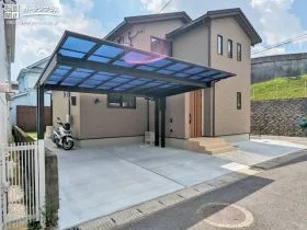 デザイン性の高い後方支持カーポートがお住まいの主役になる新築外構