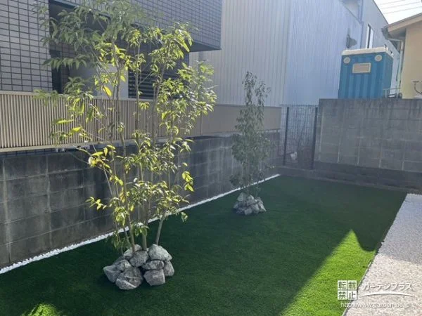 人工芝と植栽で緑豊かに仕上げた建物周りリフォーム工事