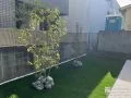 人工芝と植栽で緑豊かに仕上げた建物周りリフォーム工事