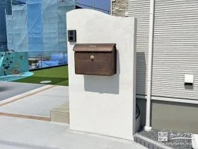家族を温かく出迎えるナチュラルな塗装門柱[施工後]