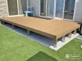 お庭への行き来がしやすい室内と高さを合わせたウッドデッキ