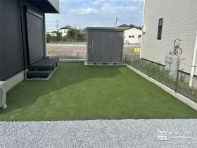 砕石を敷き地盤を安定させてから人工芝を敷設したリフォーム工事