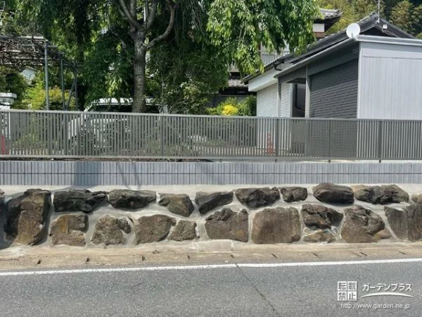 転落事項を防ぐすっきりとしたデザインの境界フェンス設置工事