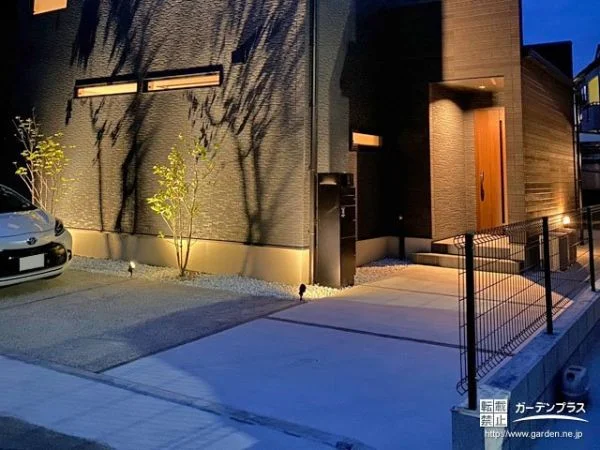 温かな光がお住まいを引き立てるナチュラルモダンな新築外構