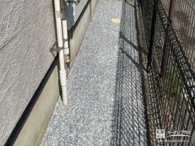 犬走りに砕石を敷設し雑草対策[施工後]