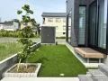ローメンテナンスで人工芝や植栽の緑が楽しめるお庭のリフォーム工事