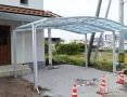 シルバーフレームとR型屋根が柔らかい印象のカーポート設置工事