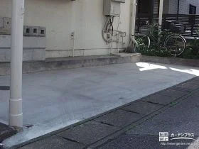 乱形石で変化をつけた駐車スペースの土間コンクリート打設工事