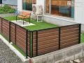 木目調×ブラックのスタイリッシュな目隠しフェンス