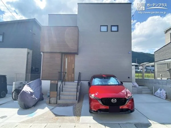 お住まいの雰囲気に調和する落ち着きある新築外構