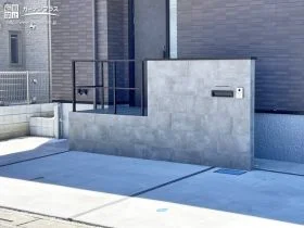 玄関ポーチと一体化したモダンでミニマルなデザインの門柱[施工後]