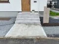 ナチュラルで温かな雰囲気のアプローチ