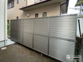 隣地境界に多段フェンス[施工後]