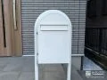 優しい印象のホワイトカラーのポスト
