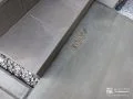 階段前に真鍮パネルを埋め込み