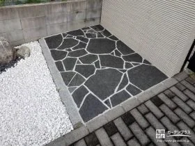 門柱前スペースの雑草対策[施工後]