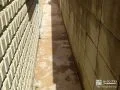 犬走りの雑草対策に固まる砂利