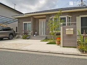 奥行き感や個性を演出するアプローチ[施工後]