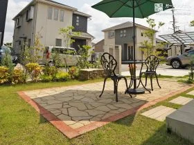 大きな掃き出し窓からつながるテラス[施工後]