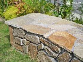 周囲の植栽や風景と美しく調和する乱形石のベンチ[施工後]