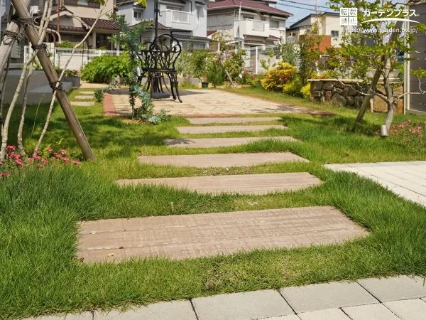 緑の中に続く、やさしい園路