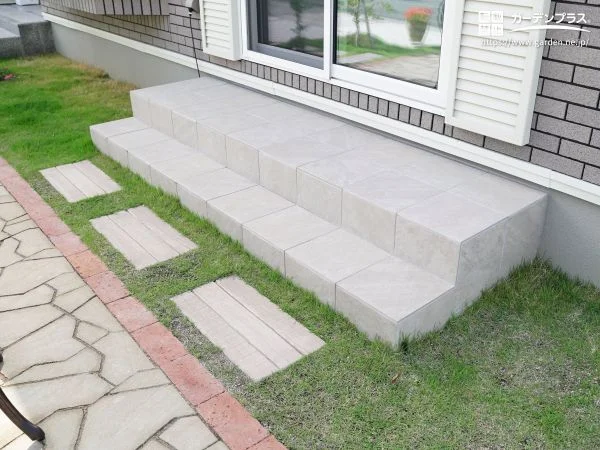 掃除もお手入れもラクなのに、美しいタイルデッキ