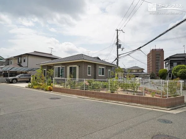変形地に合わせて施工した境界のメッシュフェンス