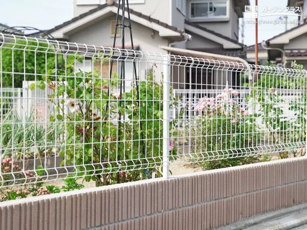 風と光、緑をまとうメッシュフェンス