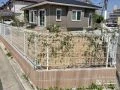 変形地に合わせて施工した境界のメッシュフェンス