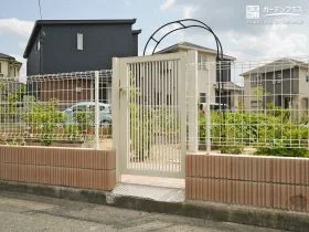 広いお庭でも安心の裏側からの動線となる主庭門扉