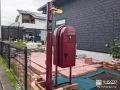 レッドカラーが可愛らしい宅配ボックス付き郵便ポスト