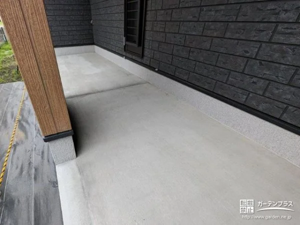 赤のポストが可愛らしいお住まいのテラスのコンクリート打設工事