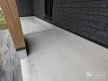 赤のポストが可愛らしいお住まいのテラスのコンクリート打設工事