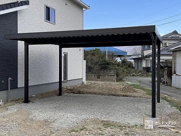 4本の柱とスチール屋根で雪の多い日も安心なカーポート設置工事