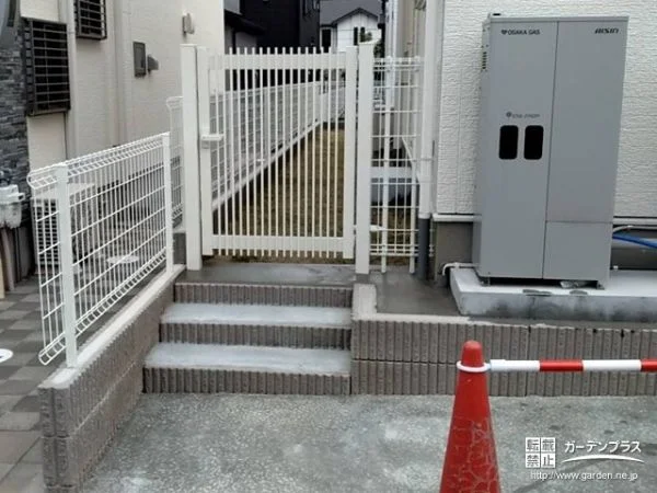 ホワイトカラーのメッシュ門扉とフェンスで統一感を出した工事
