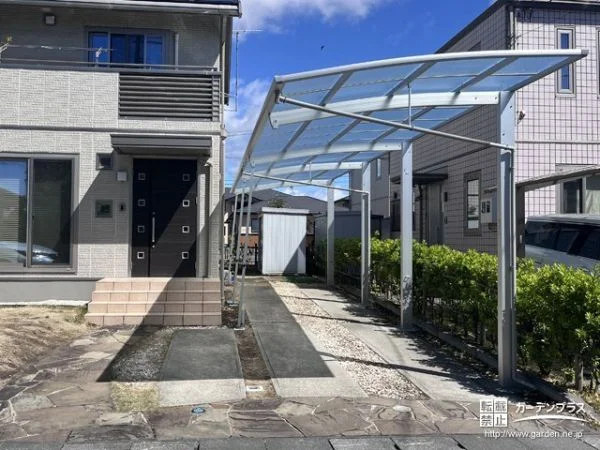 前下がりタイプの屋根で最大限に風雨を防ぐカーポート設置工事