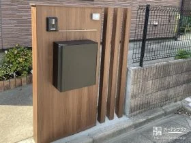 枕木材と組み合わせたナチュラルな木目調の機能門柱設置工事