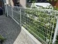 外壁と合わせたホワイトカラーで明るい印象のフェンス設置工事