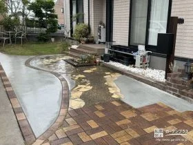 曲線を描くスペースに土間コンクリートを打設した雑草対策工事
