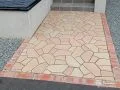 可愛いカラーのインターロッキングブロックを貼った玄関アプローチ